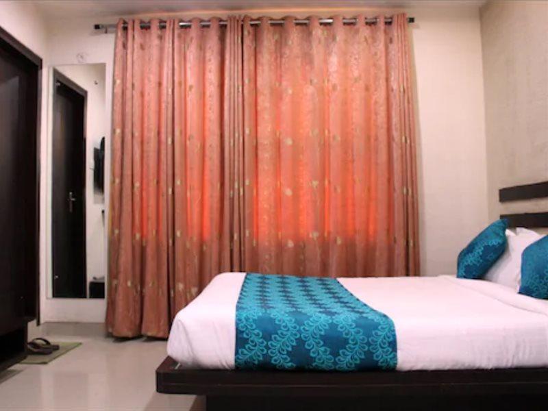 Hotel Aarya Inn Райпур Экстерьер фото