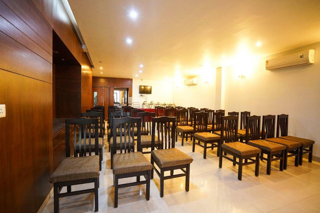 Hotel Aarya Inn Райпур Экстерьер фото